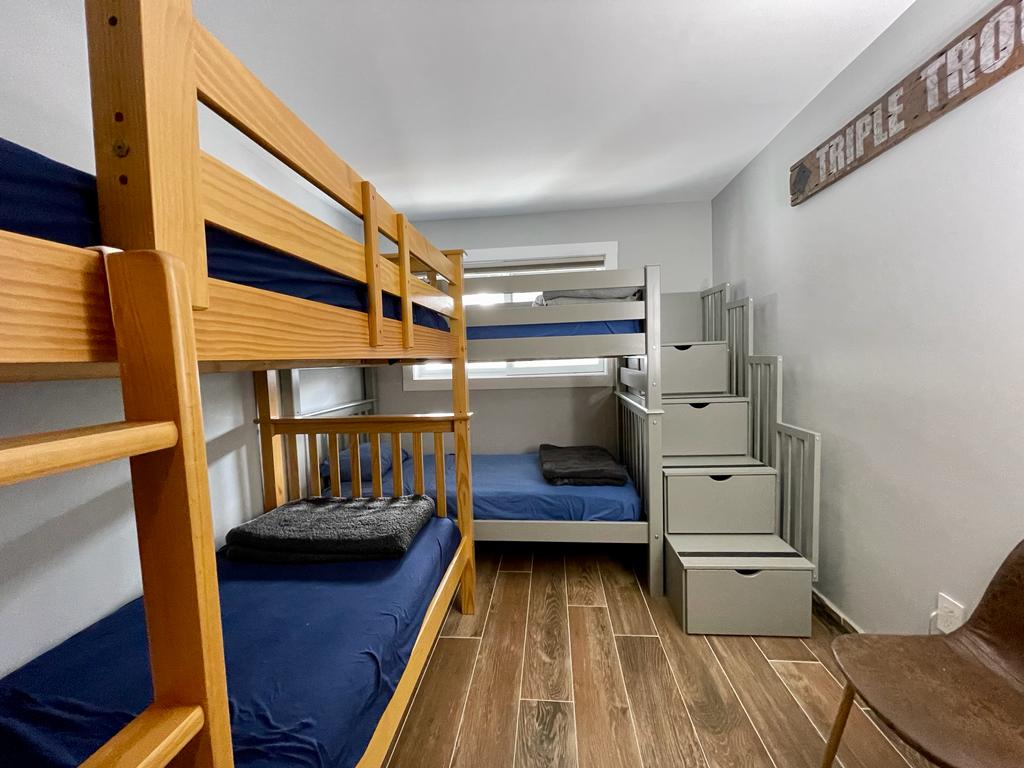 Соба на спрат на 2 кат. 4 двокреветни кревета.