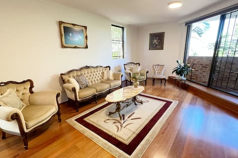 Sydney Neutral Bay Beauty: Enjoy Entire Apartment