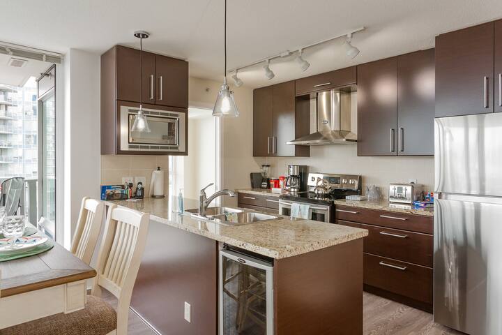 Executive Condo 3 beds 2 separate baths ac parking gallery image 5