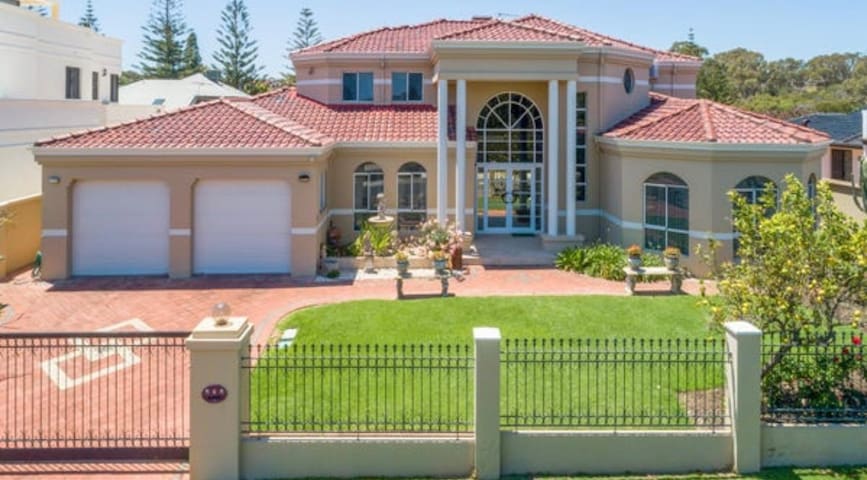 Large family House- 2 min walk to City Beach gallery image 2