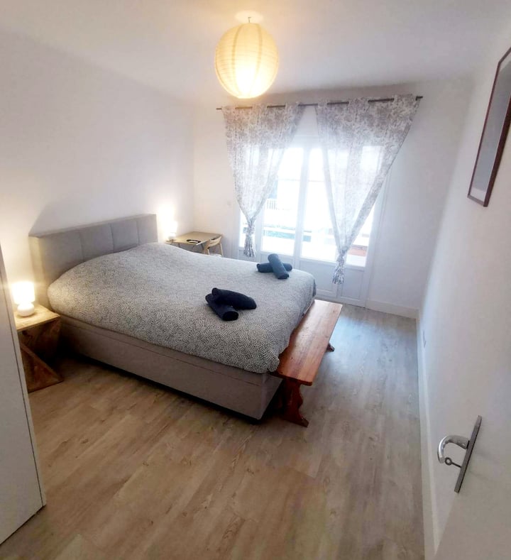 Климатизирана стая , бюро , гардеробна и тераса