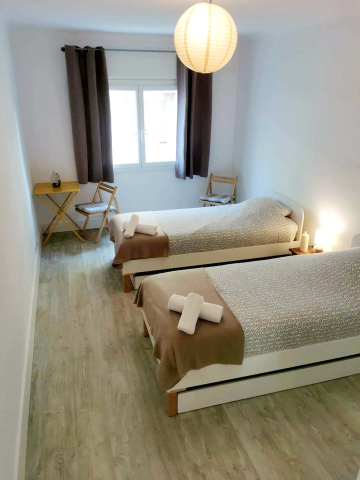 Климатизирана стая с
2 единични легла, бюро и съблекалня