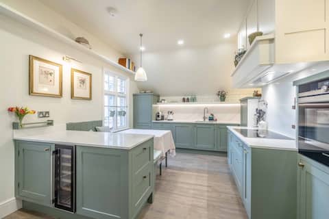 Stylish 2Bed/2Bath Flat In The Heart Of Windsor