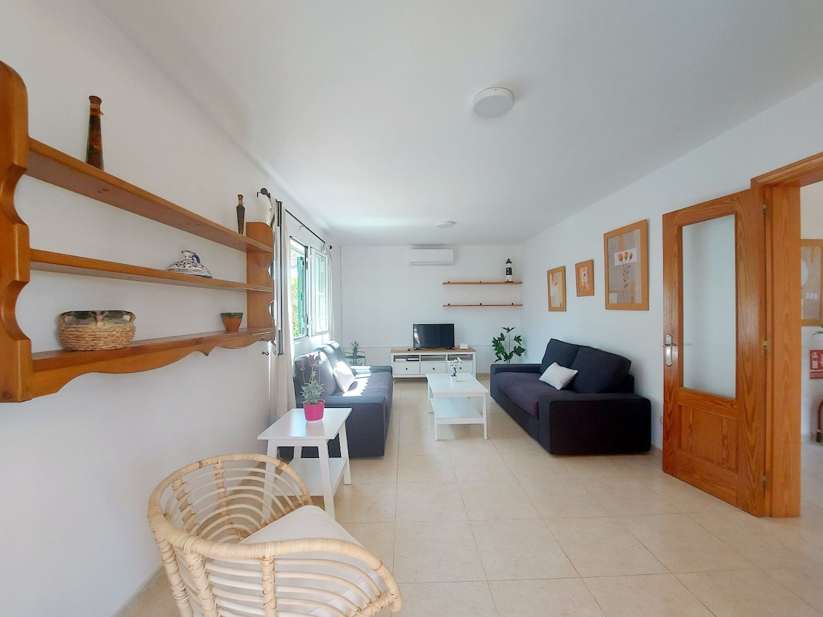 Popular Airbnb listing: Villa Limón - Cozy house near the sea in Ciutadella