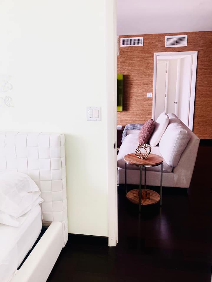 Segundo dormitorio de invitados con cama tamaño queen. Cómoda, armario y acceso directo al balcón.