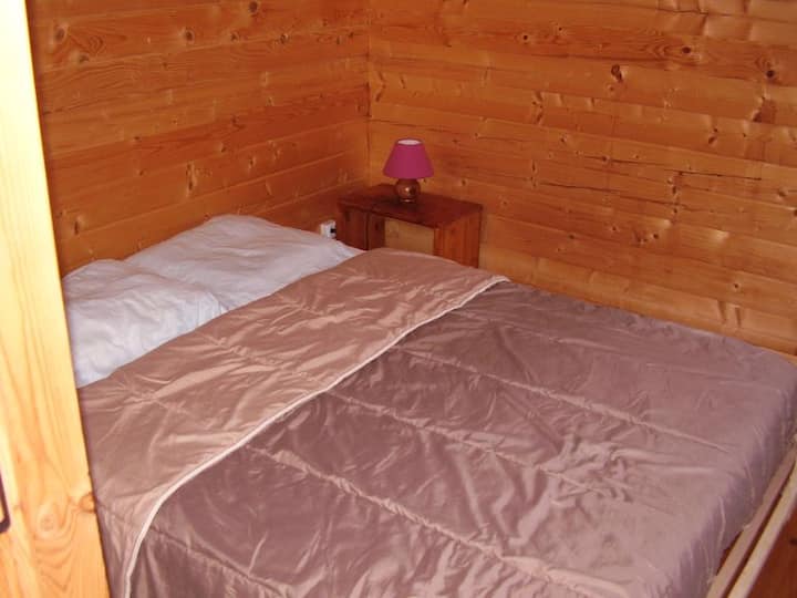 Piccola camera da letto al piano terra con letto 140