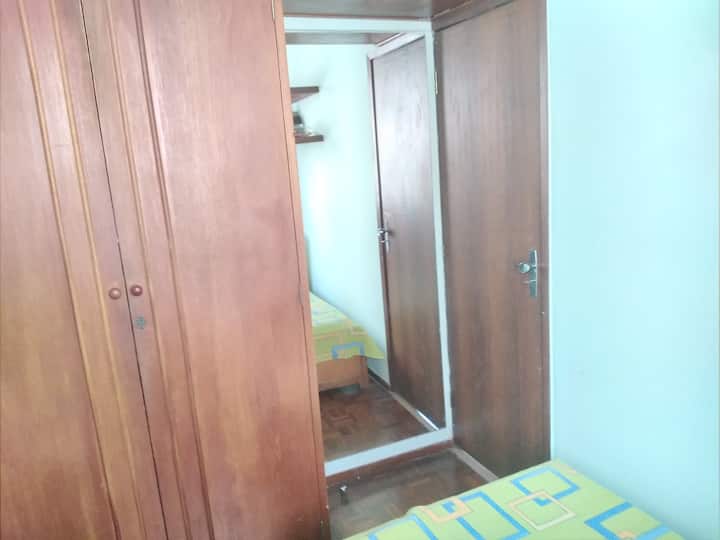 Dormitorio 2 con armario, ventilador de espejo y techo. Uso compartido, una parte exclusiva de los propietarios (bloqueada) y una parte con cajones y perchas para el uso de los huéspedes. Durante la estancia, el acceso a la habitación estará restringido a los huéspedes.