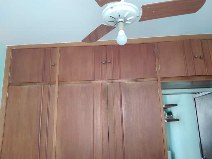 Slaapkamer 2 met een kast, spiegelende en plafondventilatoren. Gedeeld gebruik, een exclusief deel van de eigenaren (vergrendeld) en een deel met laden en kleerhangers voor het gebruik van gasten. Tijdens het verblijf is de toegang tot de kamer beperkt tot de gasten.