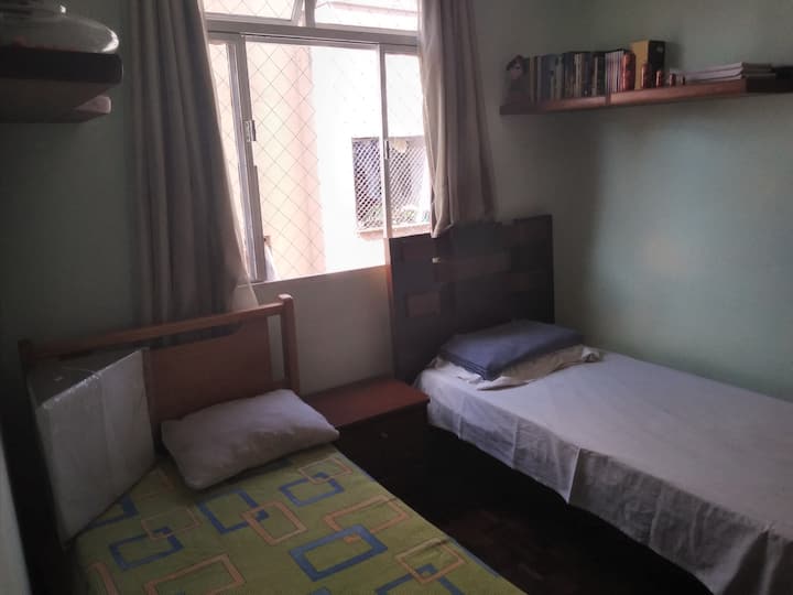 Chumba cha 2 cha kulala. Chumba cha mgeni Nambari 2. Ikiwa na vitanda 2 vya mtu mmoja, meza ya kulala na rafu za ukuta.

Chumba kitakuwa kwa ajili ya matumizi ya kipekee ya mgeni(wageni) na kina kufuli kwenye mlango. Maeneo mengine ya fleti yanashirikiwa.