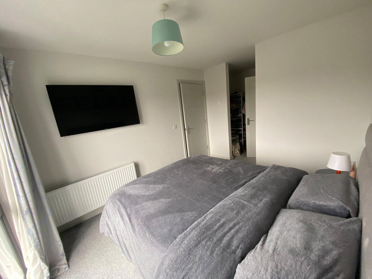 Паметен телевизор во главната спална соба.