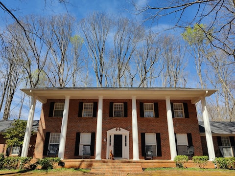 Hot Tub & Fire Pit @ The Living Easley Manor!