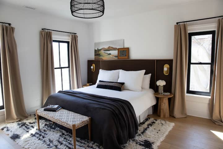 La suite principal tiene unas vistas preciosas de la calle.  También tenemos cortinas opacas para la luz de la mañana, ¡así que úsalas y duerme!  Hay una pequeña zona de escritorio, junto con una impresora si la necesitas, un vestidor y un gran baño principal.  