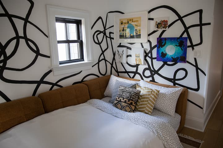 El sofá modular se conecta para crear una cama de matrimonio para 2 personas.  Las sábanas para la cama modular están situadas en los armarios de la lavandería al otro lado del camino.  También podemos tener la cama hecha para ti. ¡No dudes en ponerte en contacto con nosotros!