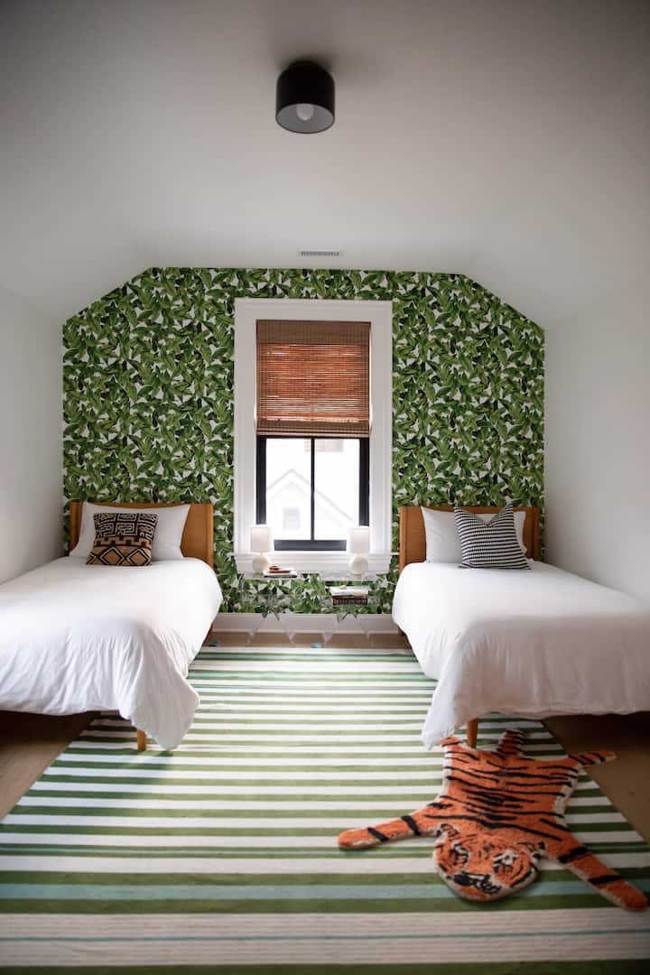 Otro dormitorio en la segunda planta tiene 2 camas individuales y 2 pequeños armarios con sistemas de organización.  ¡Aquí hay una bonita luz de la tarde!