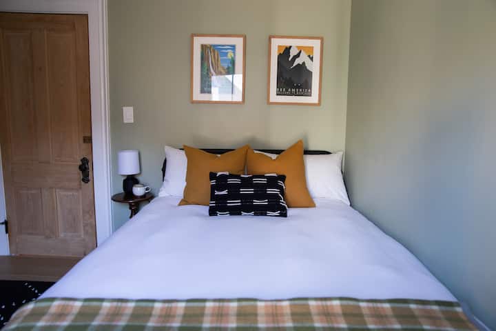 El tercer dormitorio de la segunda planta tiene una cama de matrimonio, un pequeño escritorio y un armario con un sistema de organización del armario.  