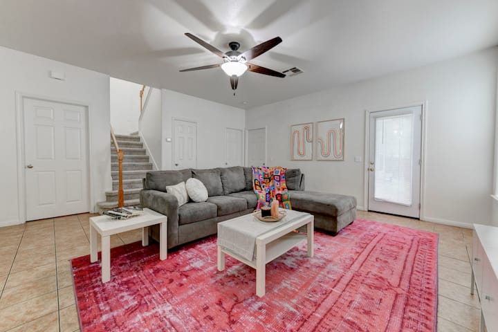 Spacious 3br | Pet Friendly + Remote Work Setup - Austin, TX
