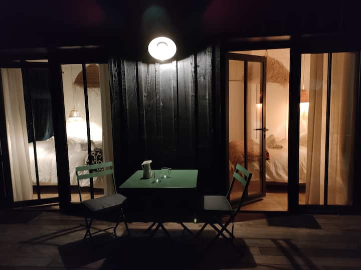 la dépendance avec ses deux chambres (lits 160)
salle d'eau et toilette.
