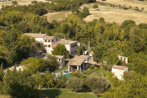 Stylish country house with pool. 10 to 12 people.