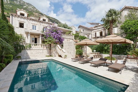 Villa Perastian Thriton