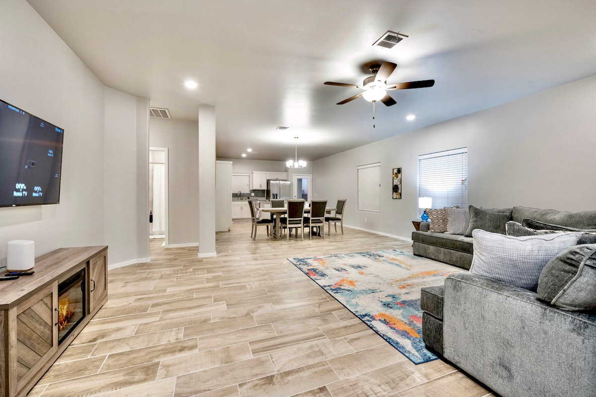 วิวพื้นที่ห้องนั่งเล่นที่เปิดกว้างขณะที่คุณเดินอยู่ในห้องโถง
