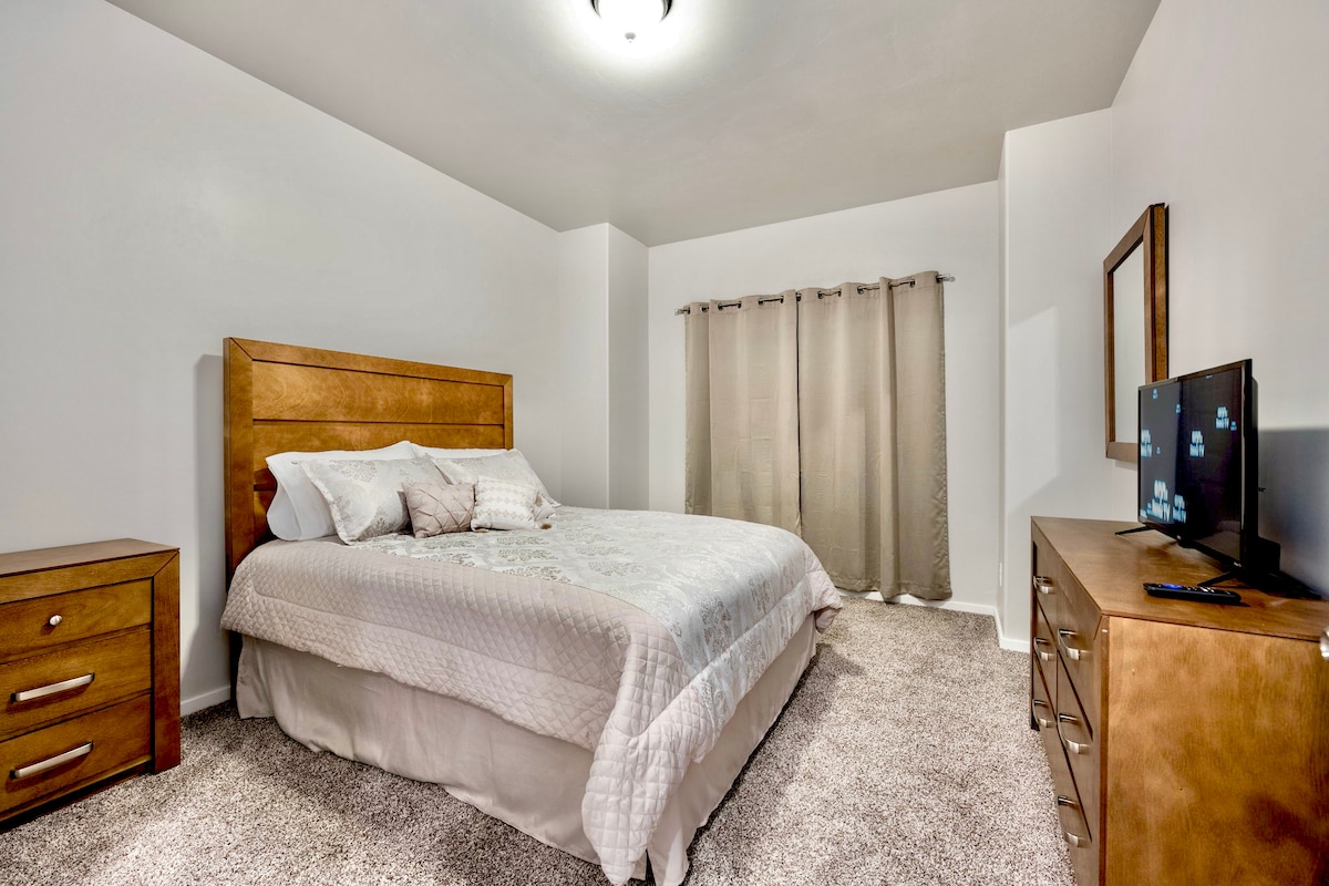 ห้องนอนที่ 1 พร้อมทีวีและผ้าม่านสีเข้มสำหรับคืนที่พักผ่อนได้ดีมาก 