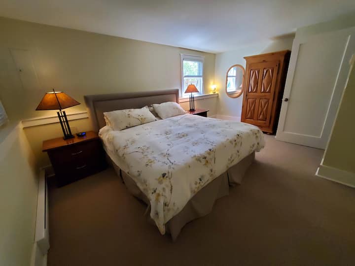 Dormitorio principal: colchón con espuma viscoelástica tamaño king. Espacio para dormir muy tranquilo Lavabo y aseo en suite. Armario, espejo y armario completo.