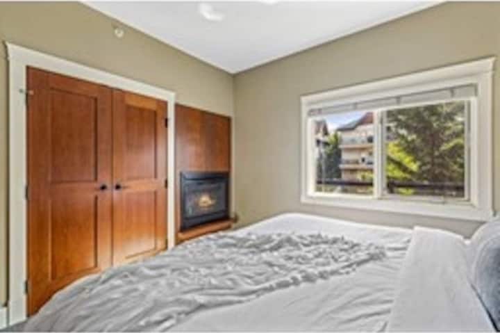 Დიდი ოთახი დიდი ზომის საწოლით