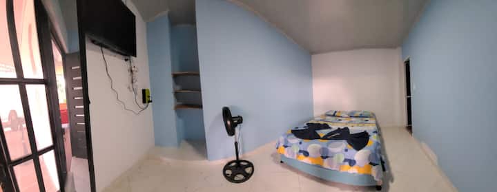 Hab 2: bračni krevet, za 2 osobe, privatna kupaonica, ventilator i TV.