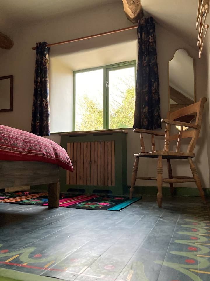 تحتوي غرف النوم على أغطية سرير جميلة مطبوعة يدويًا.