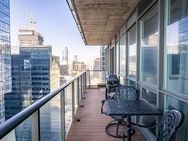 Pristine Modern 2BR Condo Private BBQ and Balcony gallery image 3