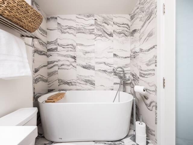 Pristine Modern 2BR Condo Private BBQ and Balcony gallery image 5