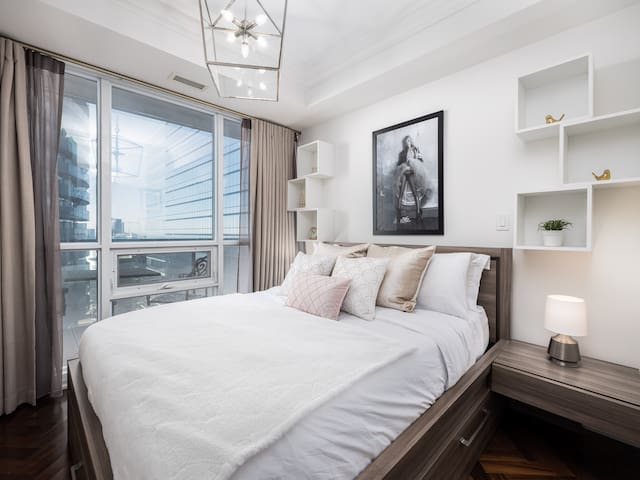 Pristine Modern 2BR Condo Private BBQ and Balcony gallery image 4