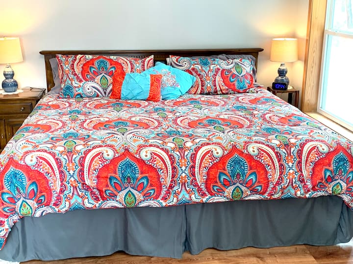 Cama tamaño king en el dormitorio principal con baño privado 