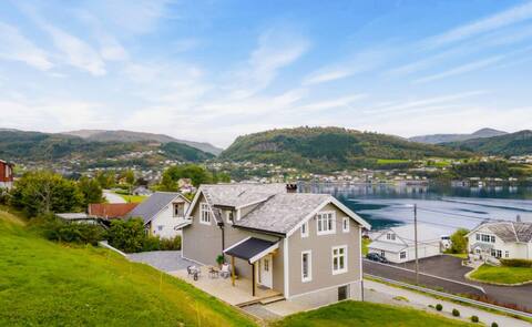 Hardangerfjord View - luxury fjord-side home