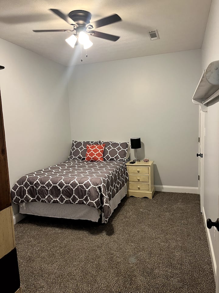 Uživajte u noći u ovom udobnom punom krevetu