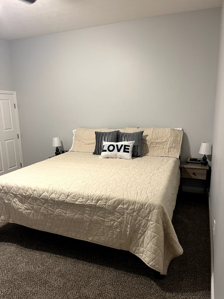 Dobro se odmorite u udobnom bračnom krevetu