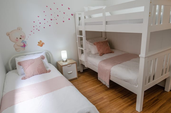 ห้อง 4 เป็นเตียงสองชั้น + เตียงเดี่ยวพร้อมเครื่องปรับอากาศที่ชั้นล่าง  เหมาะสำหรับผู้ใหญ่ที่จะนอนด้วย แสงแดดยามเช้าส่องผ่านหน้าต่าง