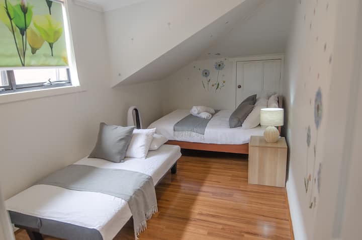 เตียงคู่ + เตียงโซฟาเดี่ยวพร้อมเครื่องปรับอากาศที่ชั้นบน