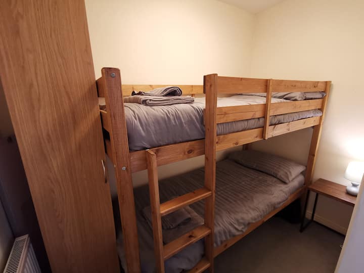 Horná poschodová posteľ nie je vhodná pre dospelého.