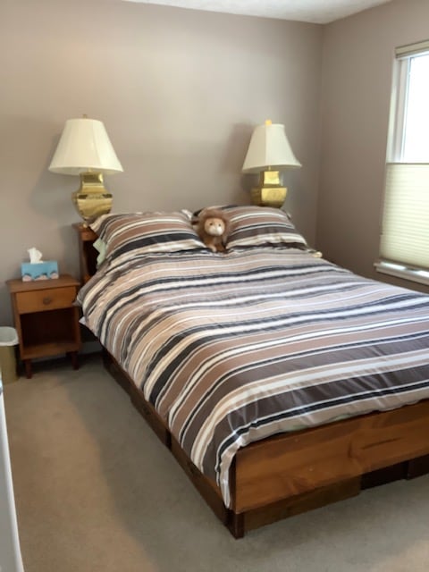 Bračni krevet (160x200), veliki ormar.