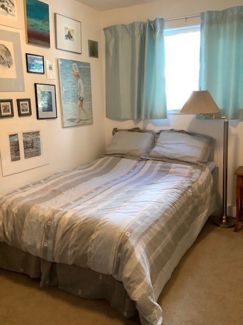 Bračni krevet, ormar, police za knjige i dodatna posteljina.