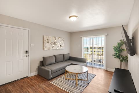 Successful Airbnb property: Modern 1BR 10 Min to Uptown & Parks in Vickery Meadow