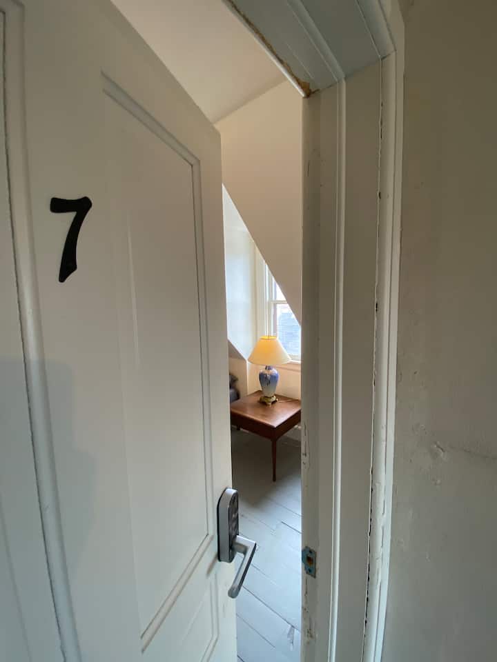 Стаята ви е с надпис „7“ и е оборудвана с ключалка с код 