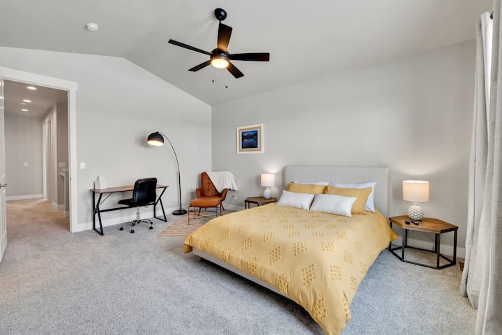 Camera da letto principale: letto matrimoniale e scrivania completa