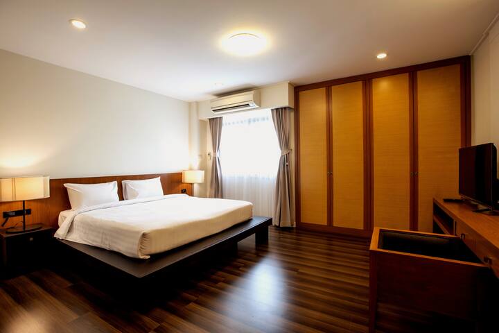 4BR balcony large kitchen Near BTS Phloen Chit gallery image 3