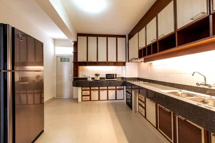 4BR balcony large kitchen Near BTS Phloen Chit gallery image 5