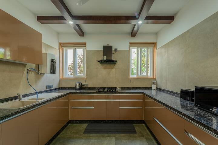 ✨Where sleek meets spacious✨️
This modern kitchen is designed for effortless cooking and elegant hosting — with ample sunlight pouring in and every corner ready for culinary creativity.✨
