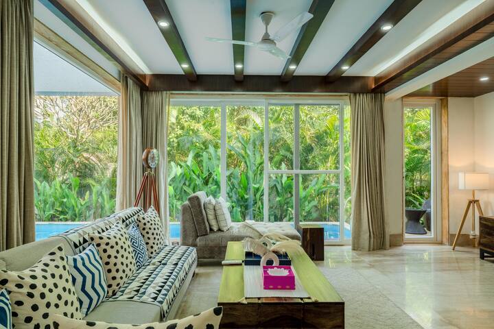 ✨Tropical mornings and golden afternoons feel even better in a space like this✨
Framed by lush greenery, this sunlit living room is your private cocoon of calm and style.✨