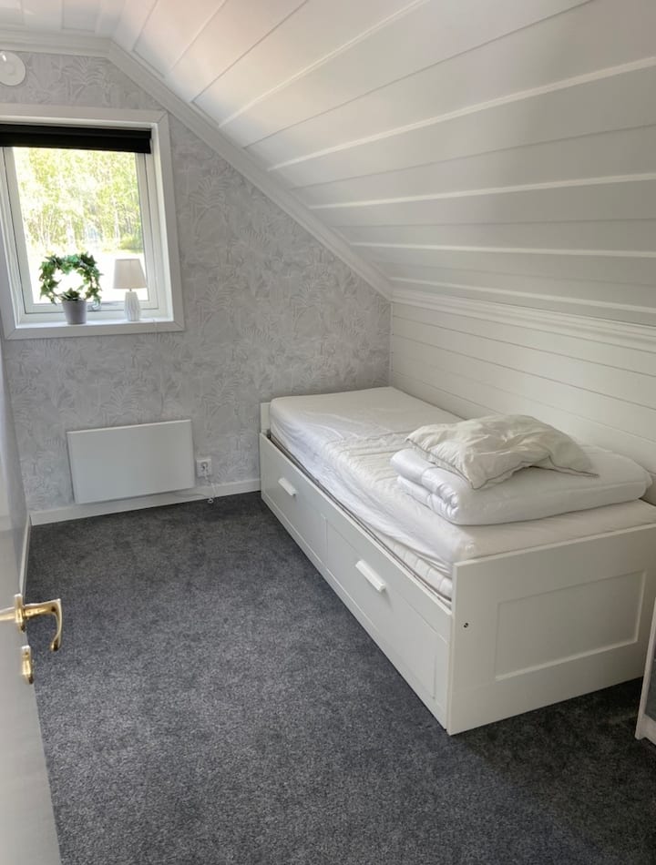 80‑იანი წლების საწოლი, რომელიც მარტივად გადაიქცევა 160‑სანტიმეტრიან ორსაწოლად (იხილეთ მომდევნო სურათი). ლოფტში. 