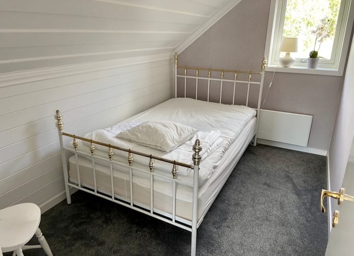 120‑სანტიმეტრიანი საწოლი ლოფტში.